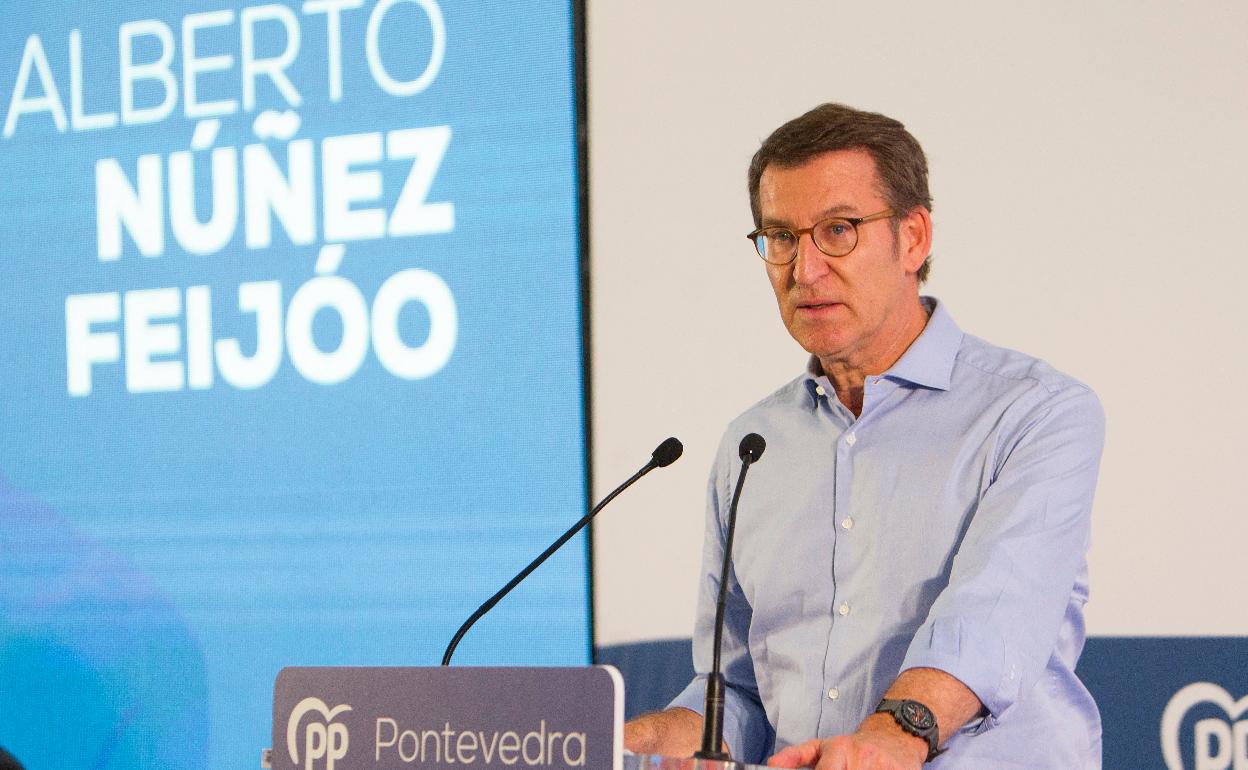 El líder nacional del PP, Alberto Núñez Feijóo, interviene en la clausura del congreso del PP en Pontevedra, en el que Rafa Domínguez fue reelegido como líder del partido, este sábado. 