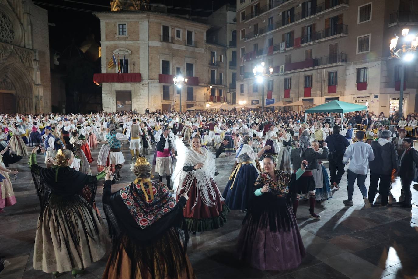 Fotos: Dansà 2022 en honor a la Virgen de los Desamparados