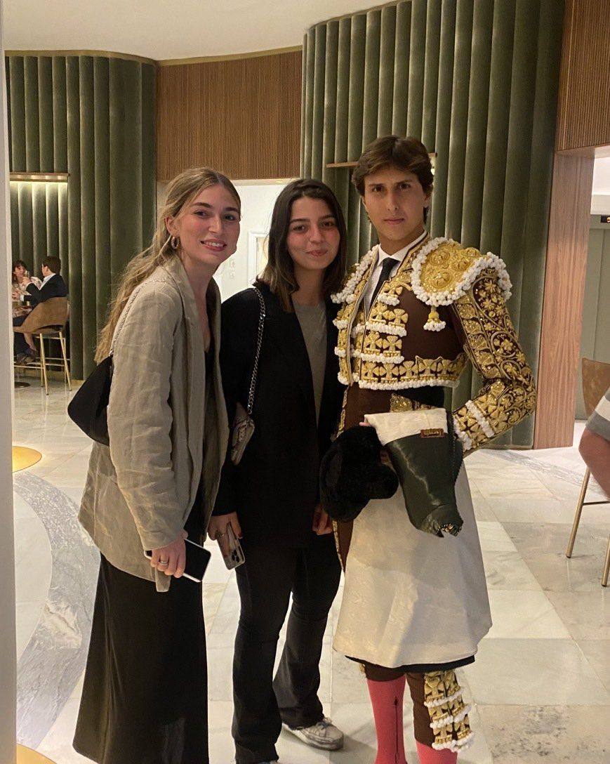 Lola y Josita Barral Boluda y el torero Roca Rey.