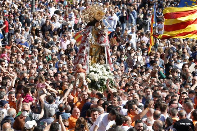 Fotos: Traslado de la Virgen de los Desamparados 2022