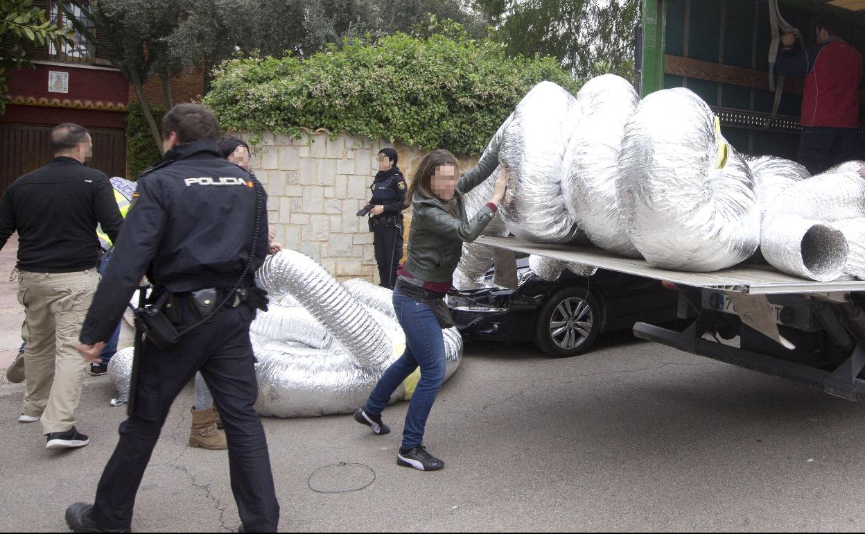 Varios policías desmantelan una plantación de marihuana en 2017 en La Canyada. 