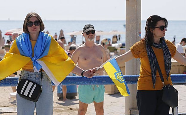 Imagen de la protesta por la paz de este domingo en El Postiguet. 