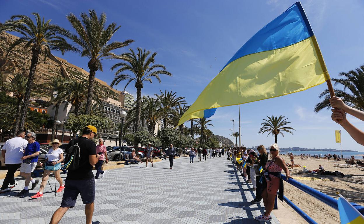 Imagen de la cadena humana formada este domingo en Alicante. 