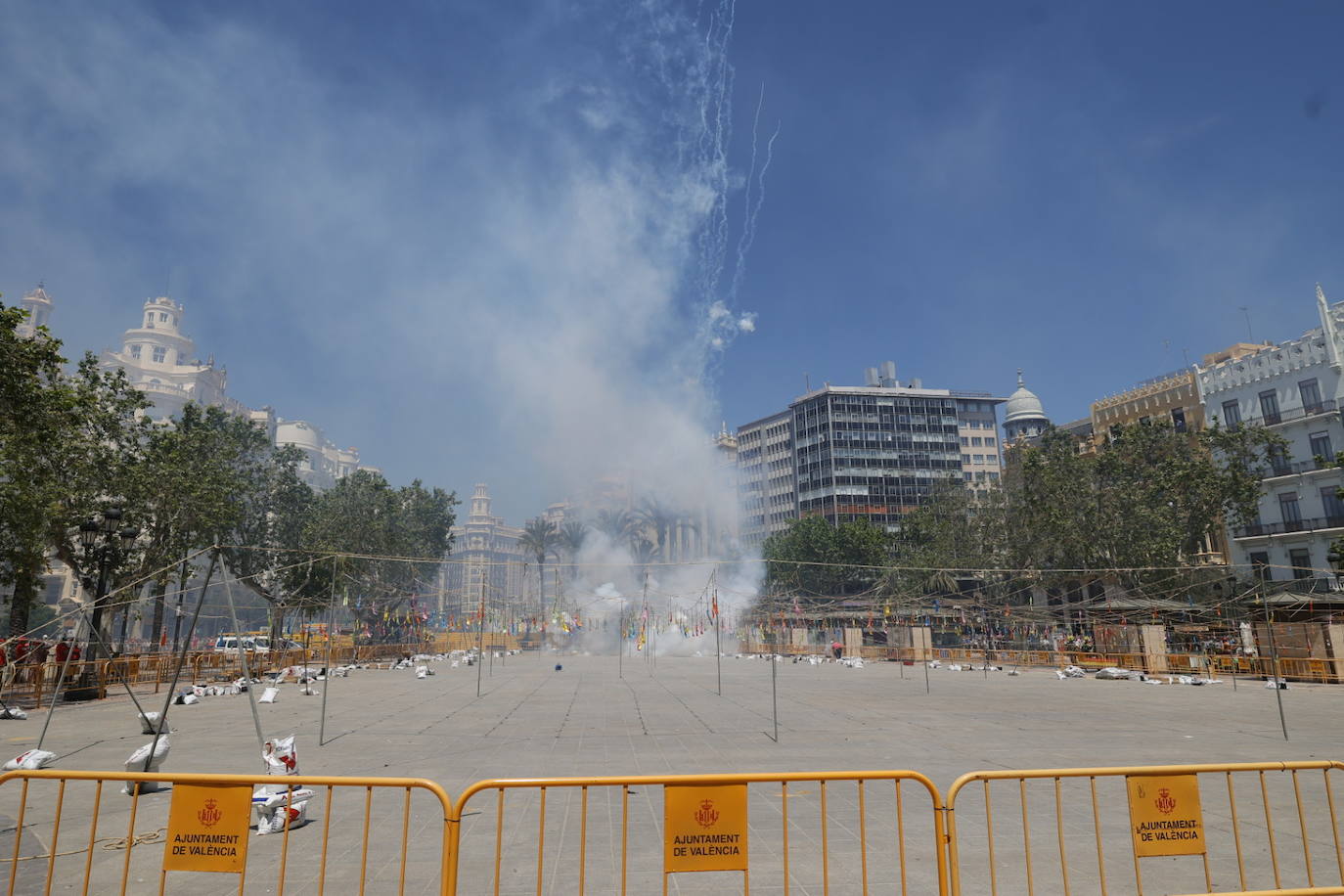 Fotos: Pirotecnia Aitana dispara una mascletà en el día de la Mare de Déu