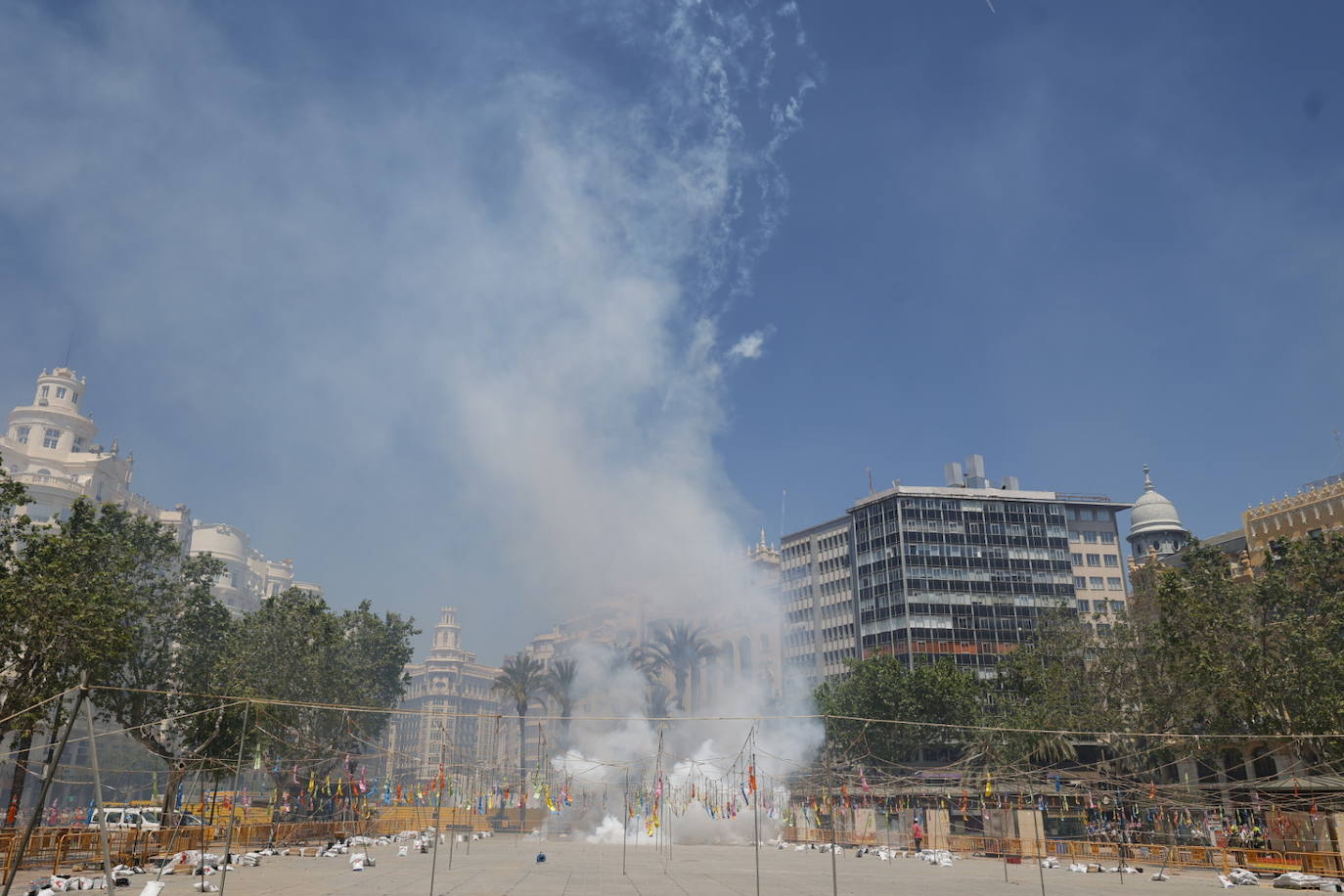 Fotos: Pirotecnia Aitana dispara una mascletà en el día de la Mare de Déu