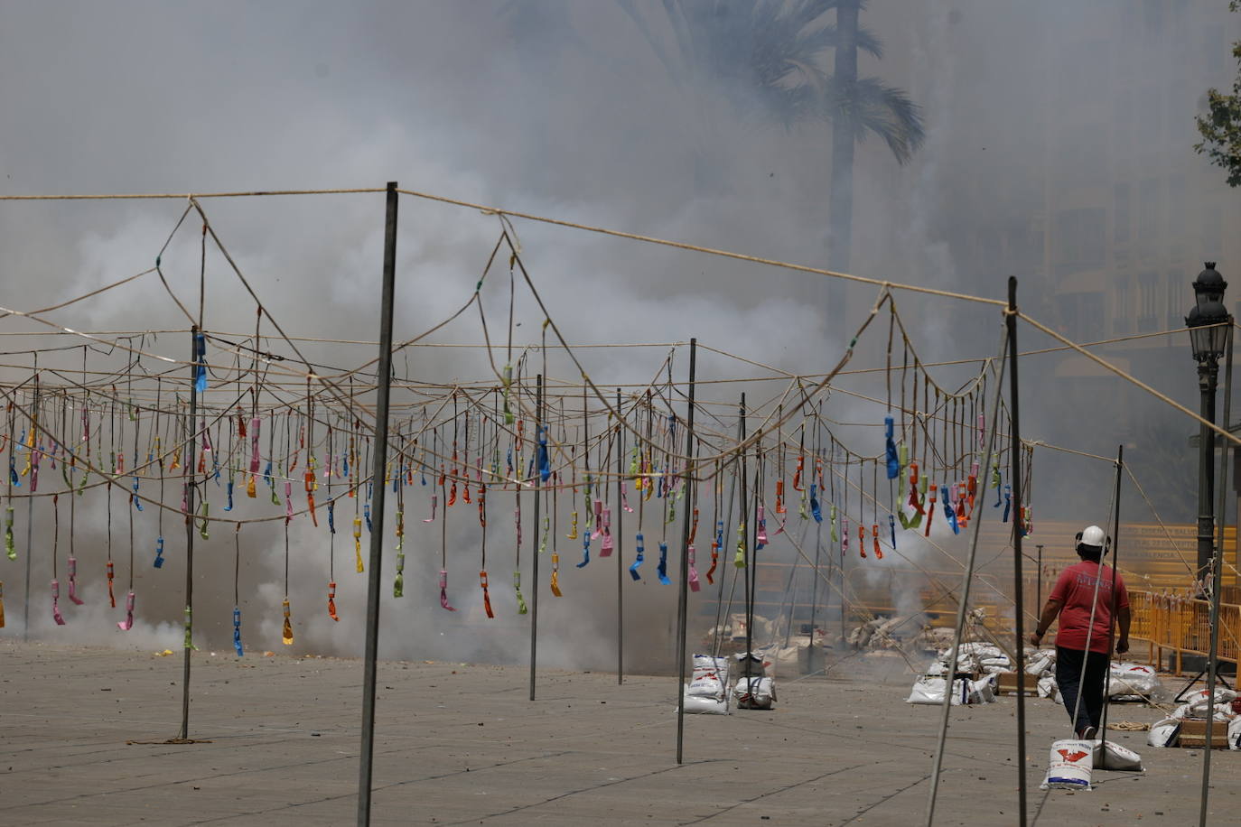 Fotos: Pirotecnia Aitana dispara una mascletà en el día de la Mare de Déu