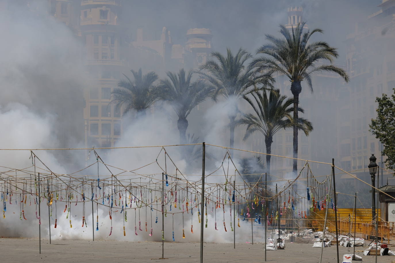 Fotos: Pirotecnia Aitana dispara una mascletà en el día de la Mare de Déu