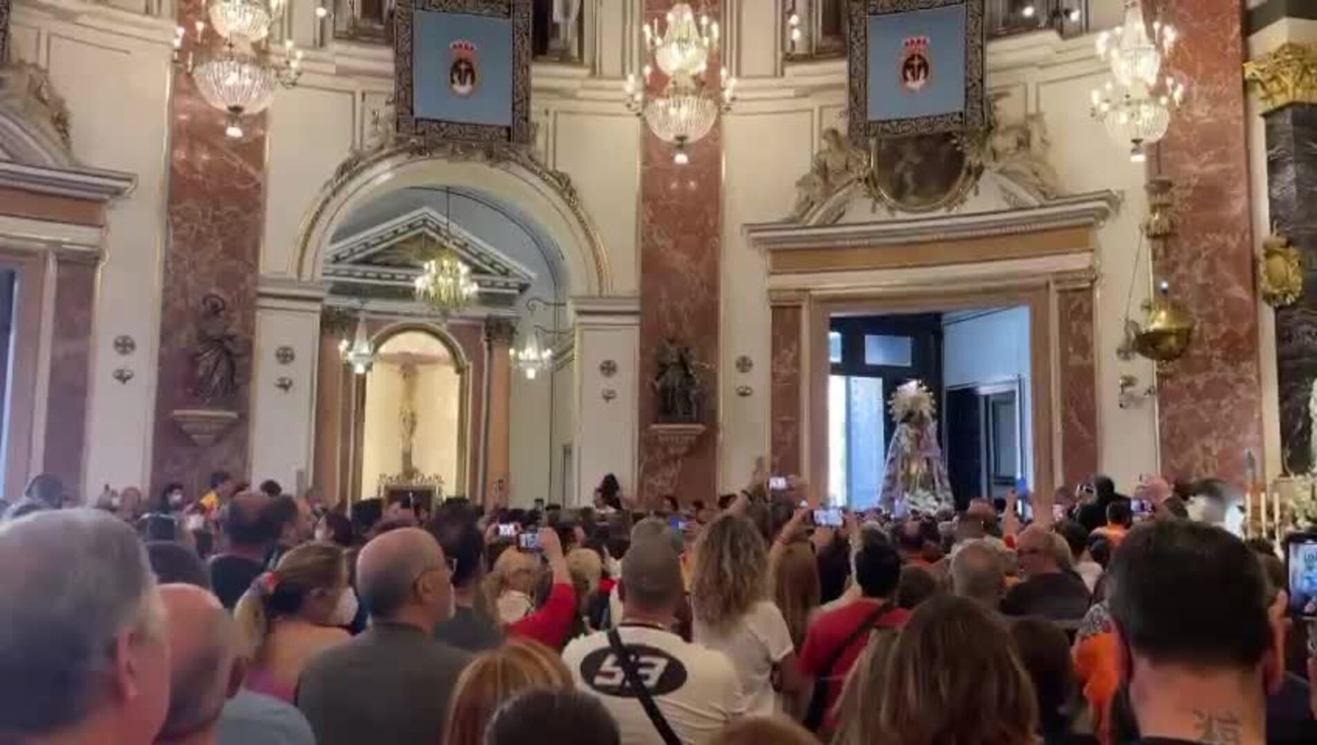 Los valencianos cantan el Himno Regional dentro de la Basílica