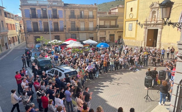 Concentración en el Ayuntamiento de Antella. 