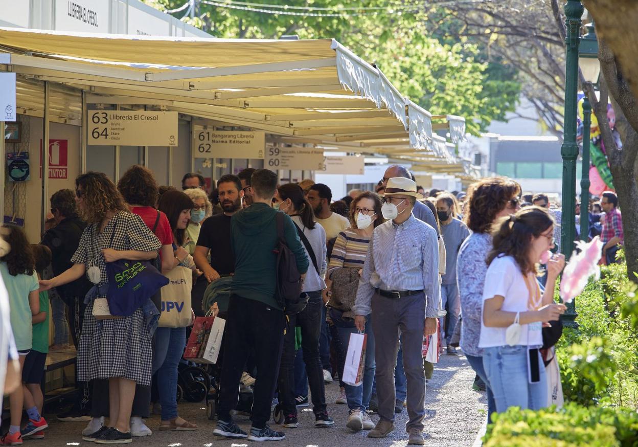 Público que ha acudido a la Fira del Llibre este fin de semana. iván arlanids