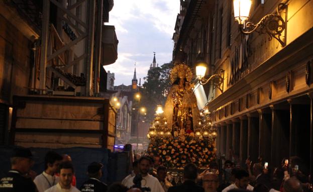 La Virgen, por la calle San Fernando.