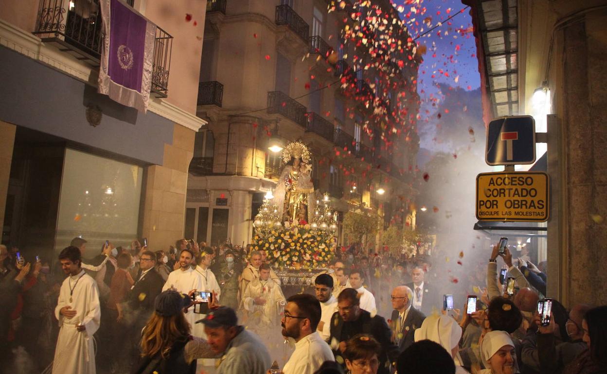 La Virgen de los Desamparados sale de la calle Luis Vives para seguir por la del Mar.