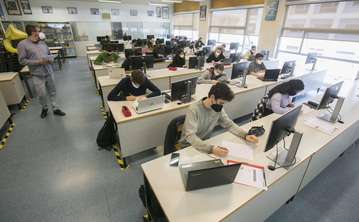 Alumnos de la UPV en marzo de 2021, cuando se retomaron las clases presenciales. 