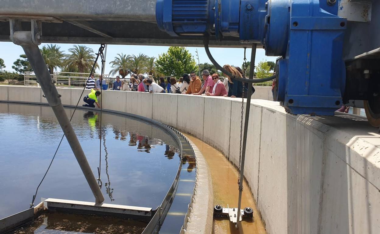 Los vecinos visitan las instalaciones de la depuradora. 