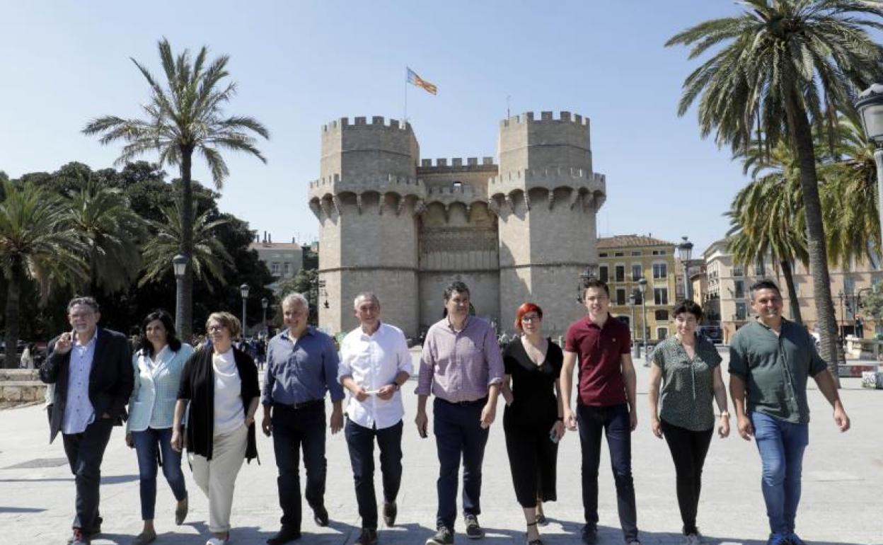 Los firmantes del Acuerdo del Turia, frente a las Torres de Serranos. 