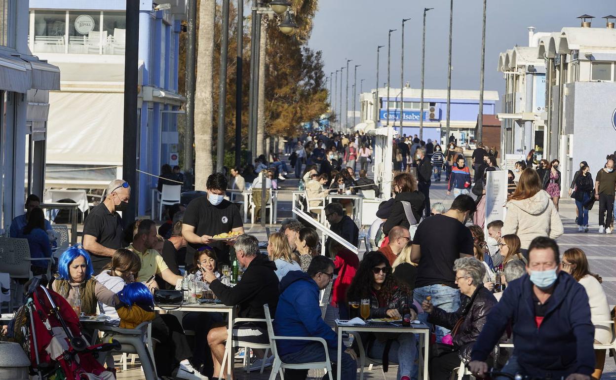 Terrazas de los restaurantes del paseo de la Malvarrosa abarrotadas de público. 