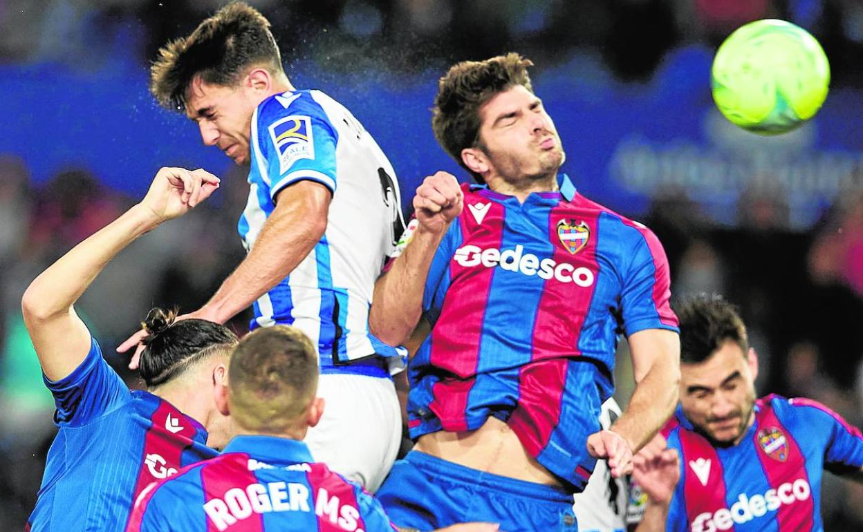 Gonzalo Melero cabecea el balón durante el partido contra la Real Sociedad.