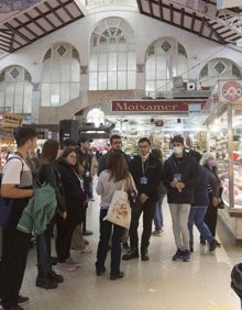 Imagen secundaria 2 - Entorno del Mercado Central en obras y visitantes dentro de la instalación. 