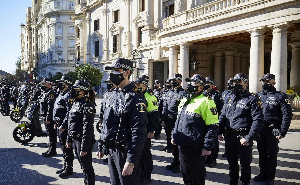 Agentes de la Policía Local, cuerpo que arrestó a los sospechosos, en formación en la plaza del Ayuntamiento de Valencia. 