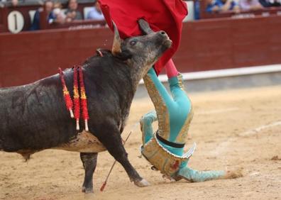 Imagen secundaria 1 - Toros Feria de San Isidro 2022 | Herido grave el torero Arturo Gilio en Las Ventas