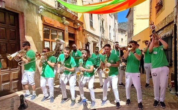 Imagen principal - El ambiente que se vivió durante la actuación de la charanga. 