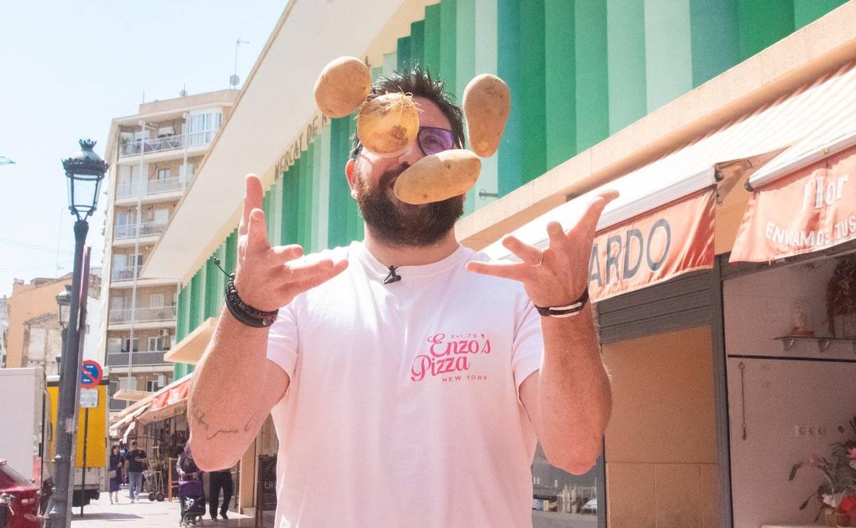 El chef Germán Carrizo frente al Mercado de Ruzafa 