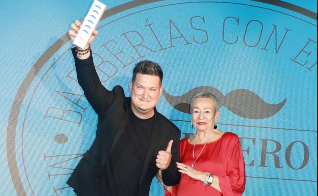 Daniel Gallego, con el galardón.