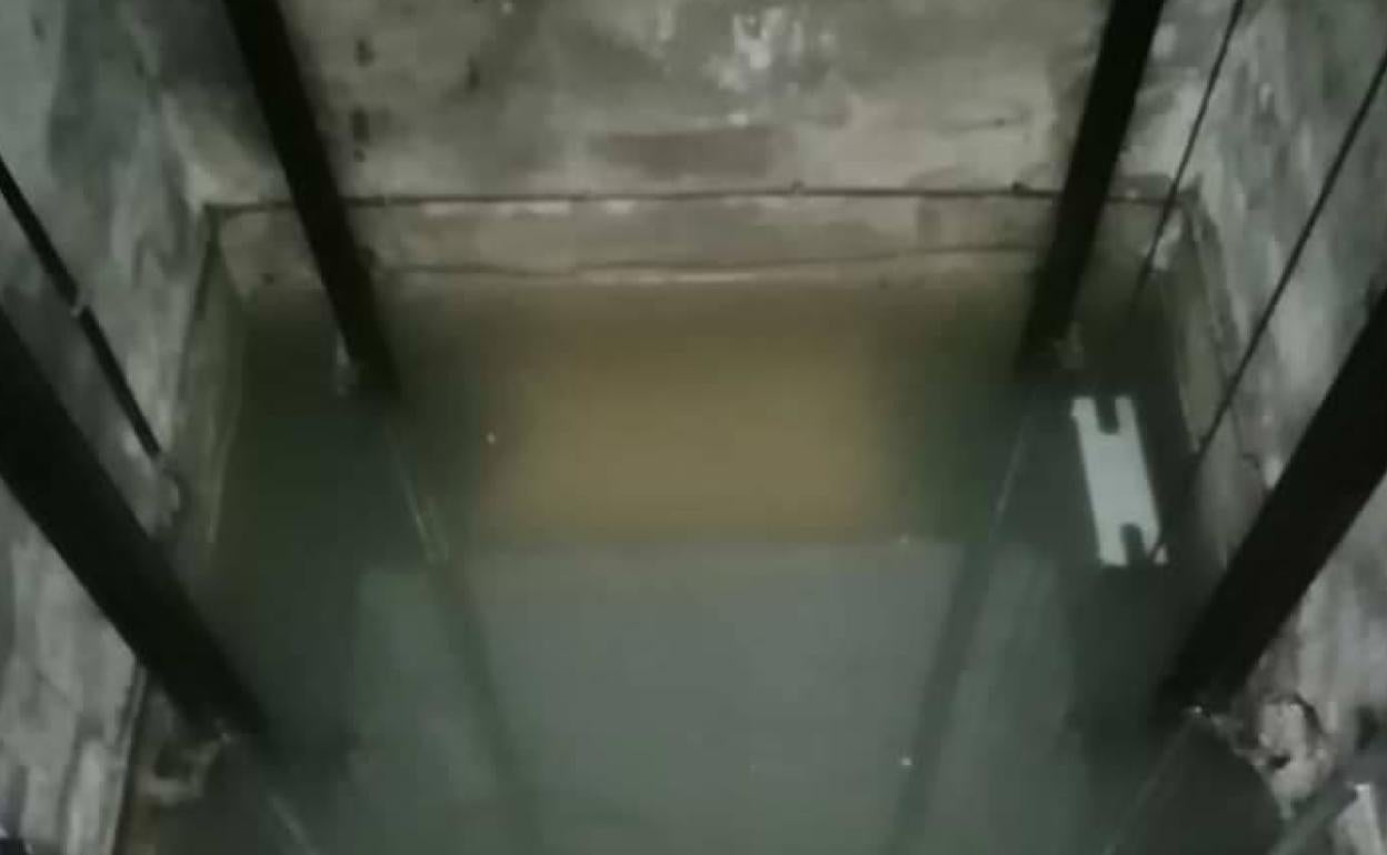Las aguas fecales en el hueco del ascensor de la finca. 