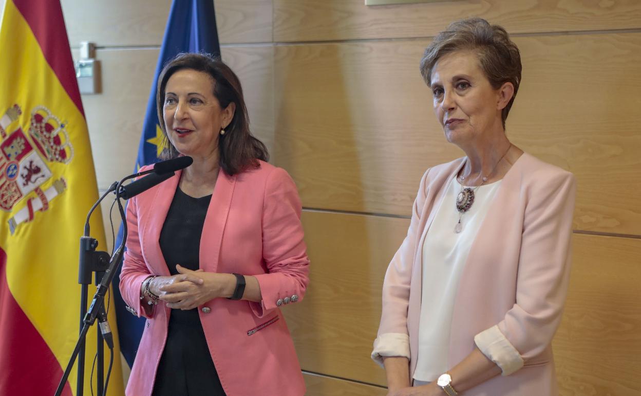 La ministra de Defensa, Margarita Robles junto a la exdirectora del CNI, Paz Esteban.