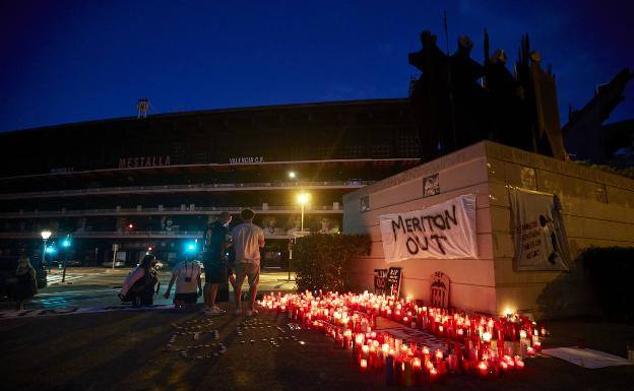 La plataforma 'Salvem Nostre Valencia CF' organizó un velatorio para pedir la marcha de Meriton en agosto de 2020