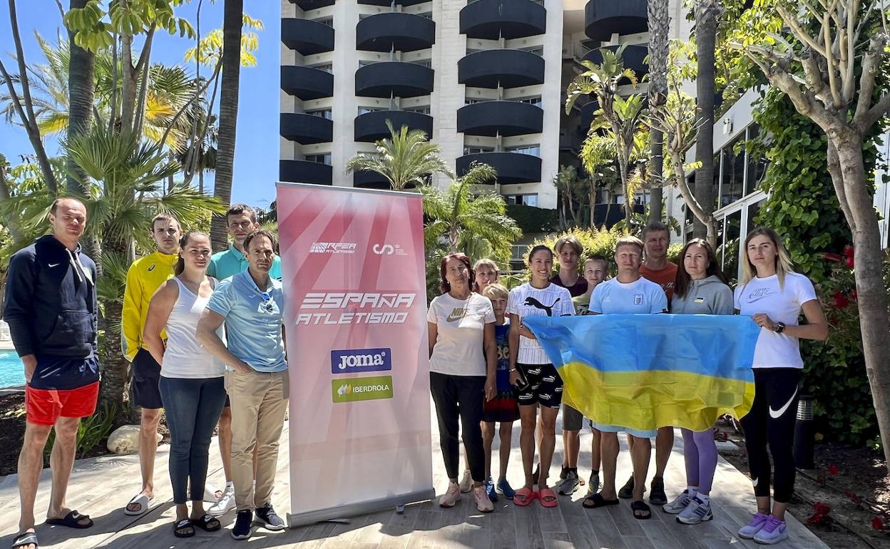 Imagen de los atletas ucranianos, a su llegada a Alicante. 