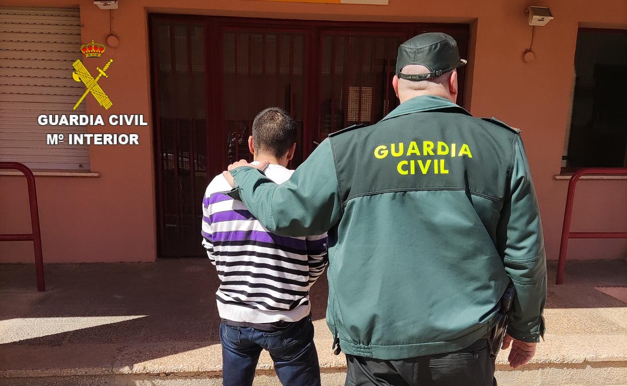 Detenido por la Guardia Civil. 