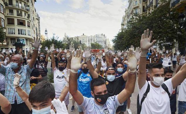 Protesta contra Lim en la plaza del Ayuntamiento en agosto de 2020