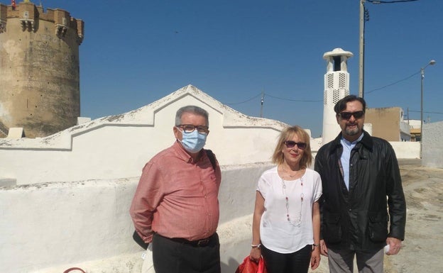 Imagen principal - Trini Castelló en la visita, con los representantes vecinales. 