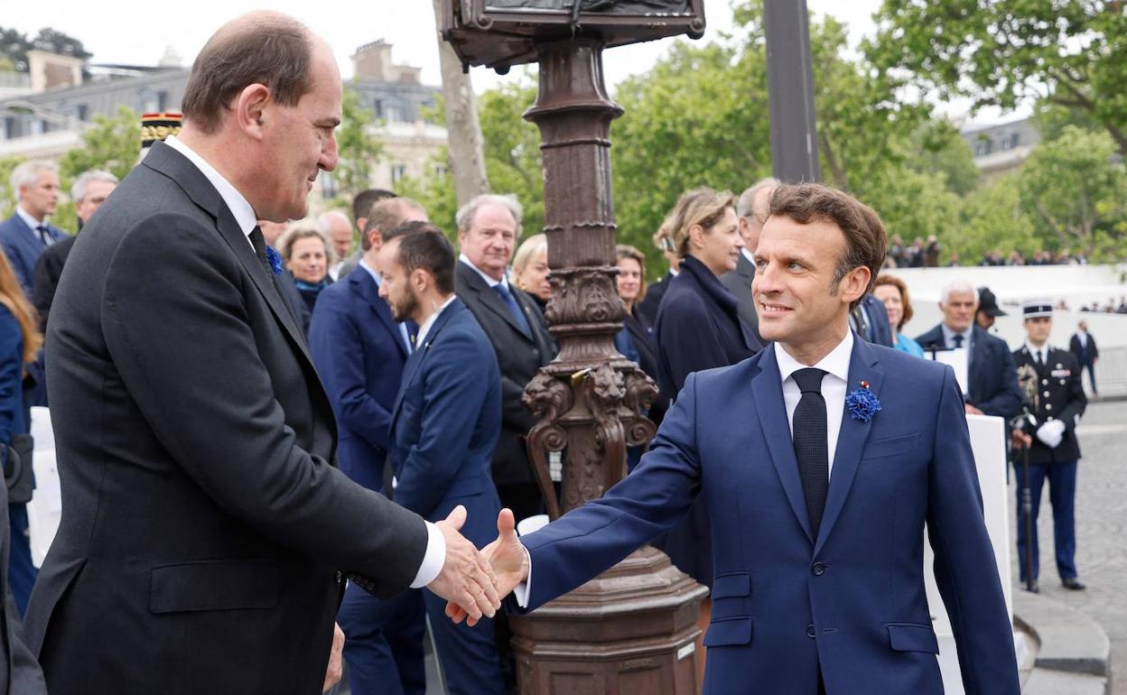 Jean Castex saluda a Emmanuel Macron, durante los actos del final de la Segunda Guerra Mundial, el pasado día 8 en París.