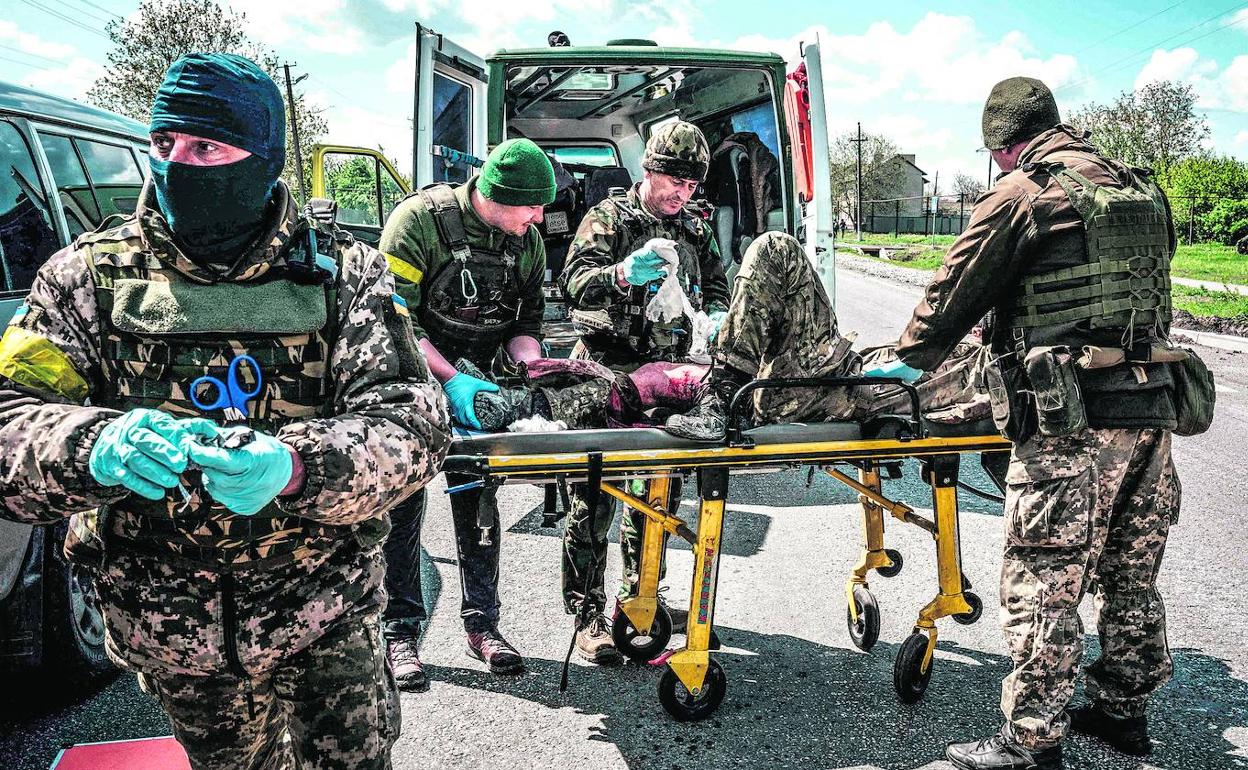 Sanitarios del Ejército ucraniano atienden a un soldado herido.