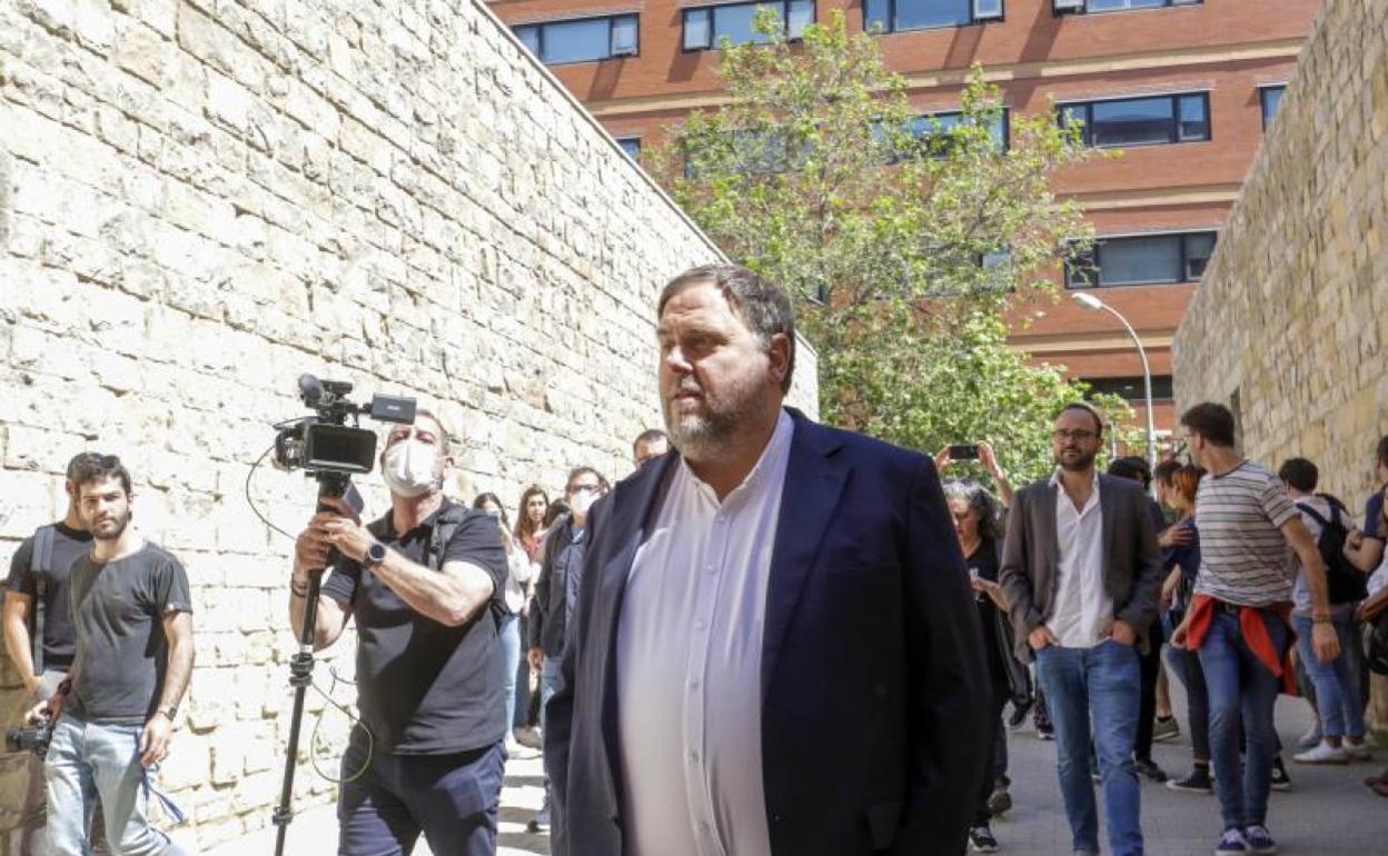 Junqueras, a su entrada al recinto de la Universitat donde ha dado una conferencia. 