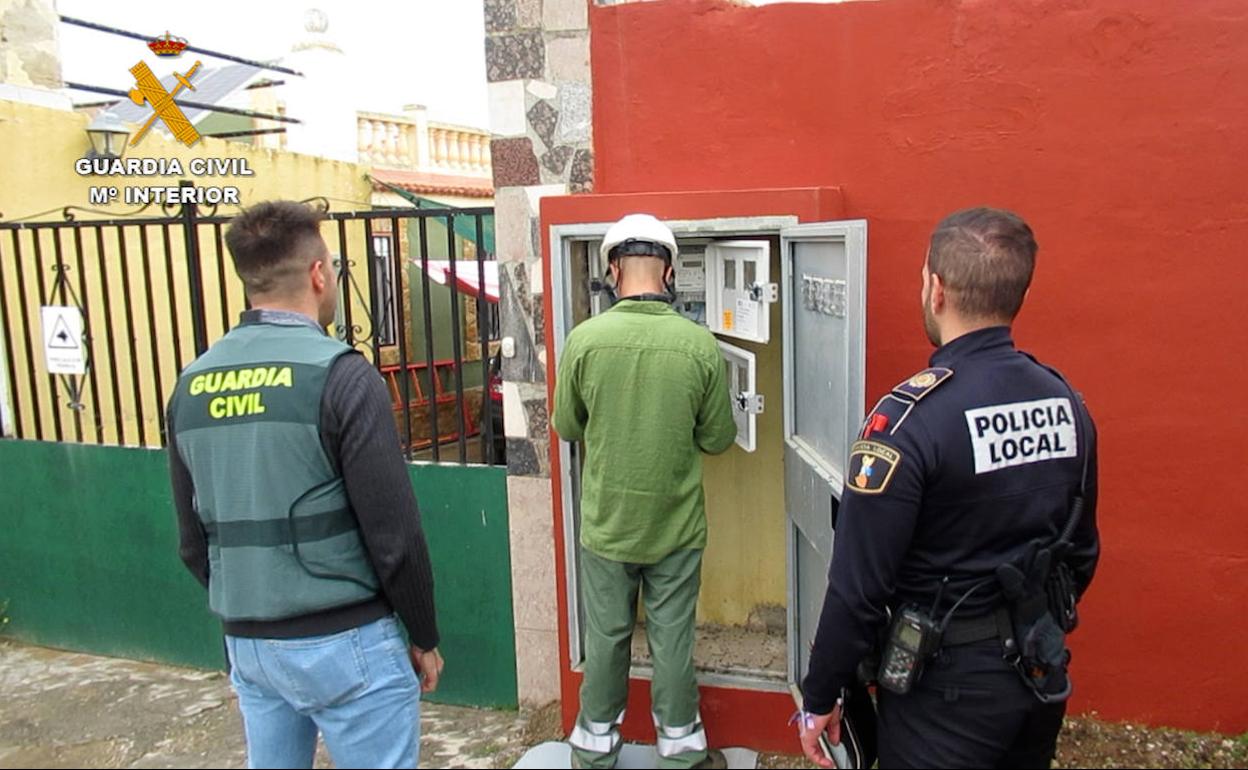 Efectivos de la Guardia Civil ante uno de los contadores. 