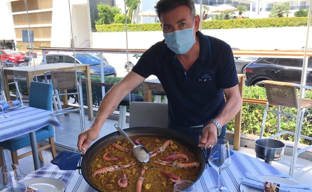 Imagen principal - Arriba José Matías muestra su fideuà en el l restaurante Parsifal, en primera línea de la playa de Gandia. Abajo detalle de una fideuà del Restaurante Ripoll y vistas del local de toda la playa de Gandia. 