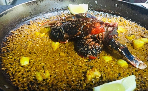 Imagen principal - Arroz de langosta azul, abajo, entrecot a la brasa y a la derecha, ensaladilla de cangrejo y piparras con tejas de ceniza de habanero.