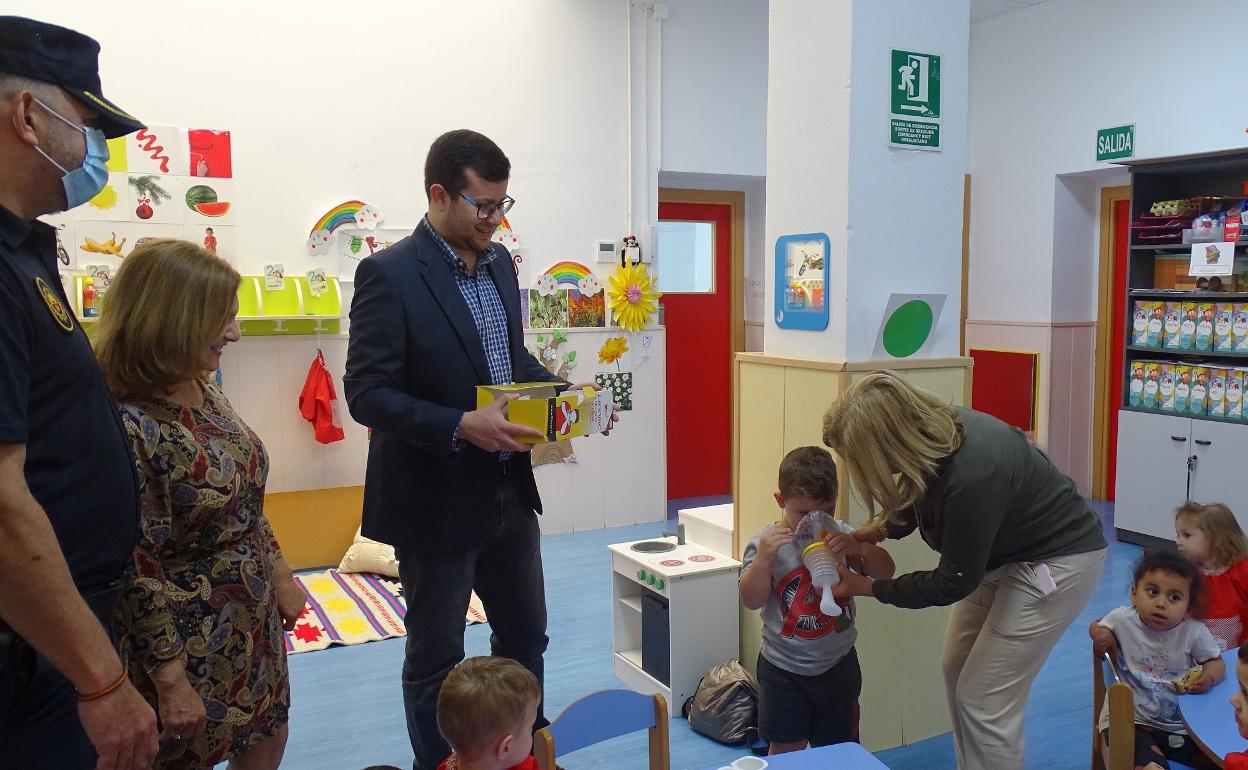 Un niño prueba el aparato. 