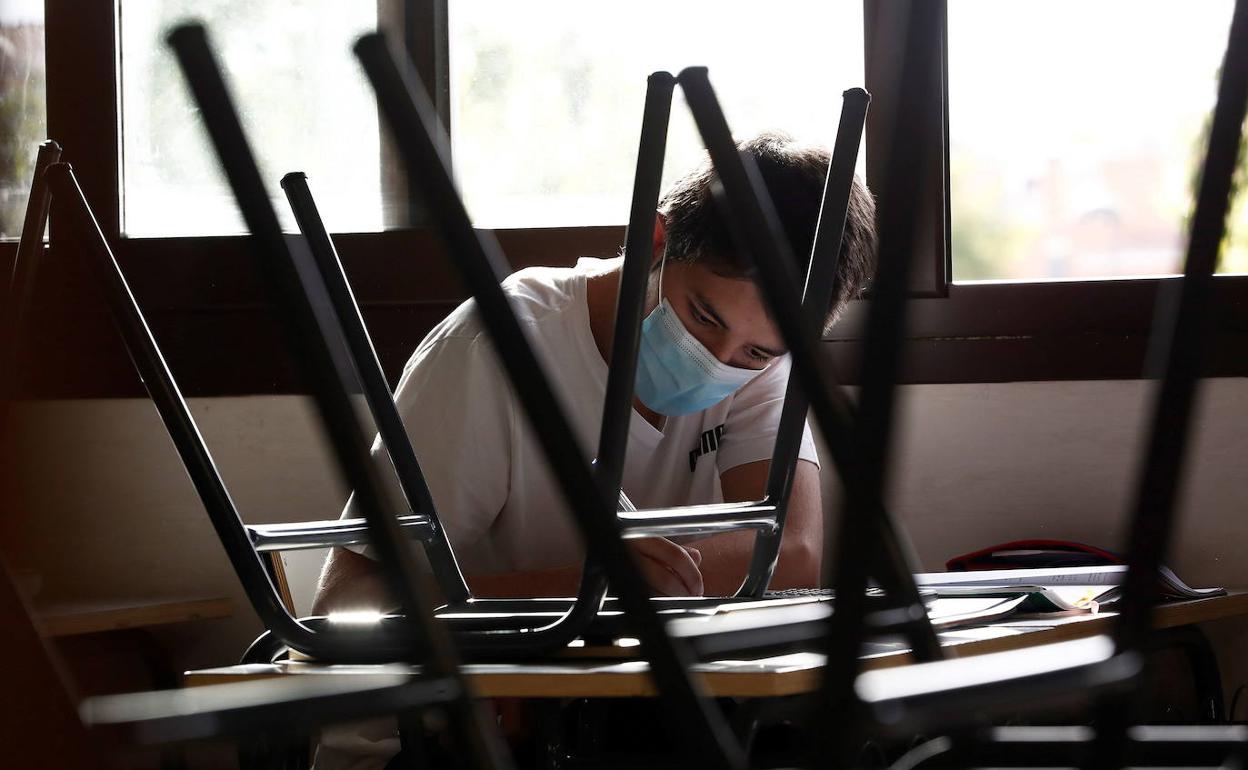 Un alumno de Secundaria durante una clase de refuerzo. 