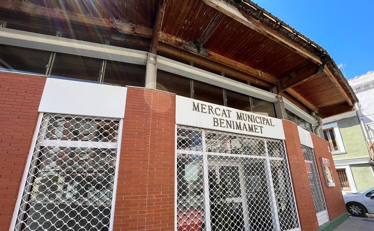 Fachada principal del mercado, cerrado al perder los últimos vendedores. 