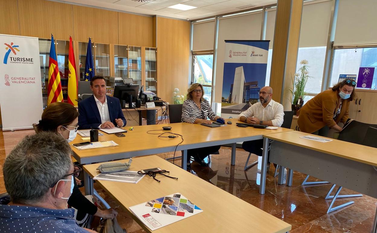 Imagen de la reunión mantenida en el Invat·tur entre Ayuntamiento y Turisme