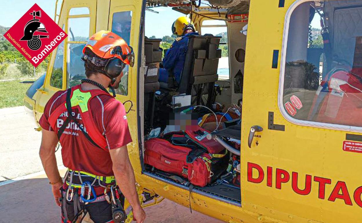 Los bomberos se han desplazado al lugar en helicóptero