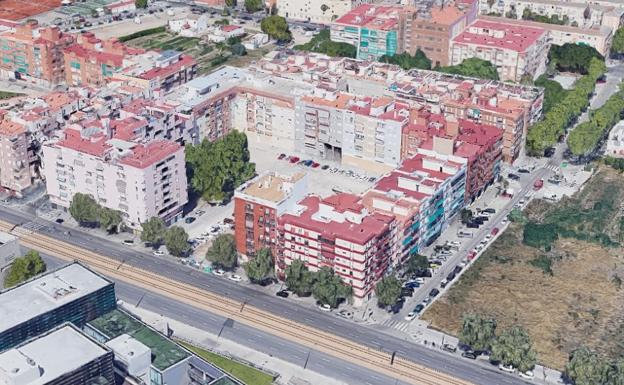 Urbanización de la plaza Músico Antoni Eiximeno, en el barrio de la Malvarrosa. Plaza peatonal con zonas verdes y una superficie de 6.230 metros cuadrados.