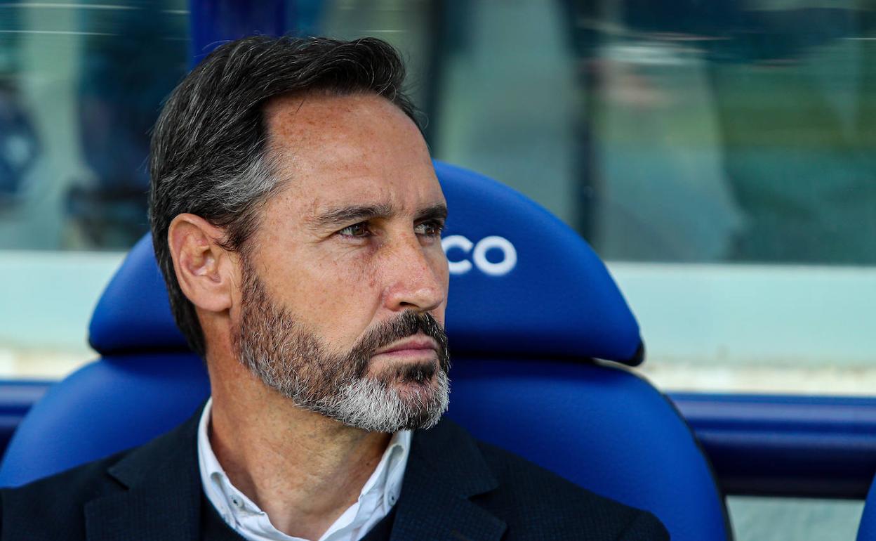 Vicente Moreno, en el banquillo del Espanyol durante un partido ante el Levante