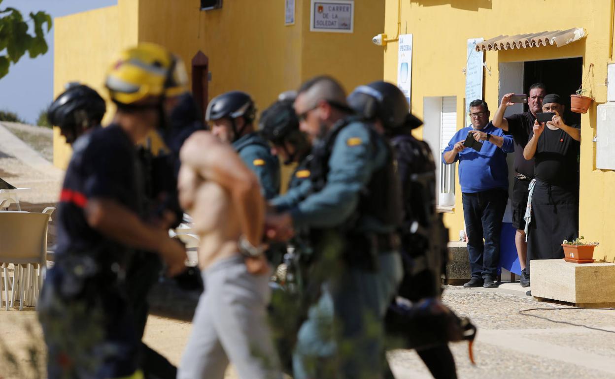 Un momento del simulacro de esta mañana en la isla de Tabarca con varios vecinos grabando. 