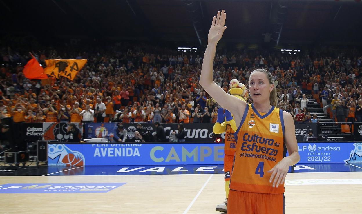 Una emocionada Anna Gómez se despide de la Fonteta. miguel ángel polo 