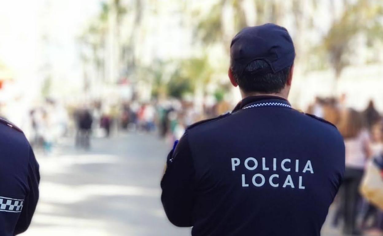Los agentes acudieron tras la llamada de los vecinos. 